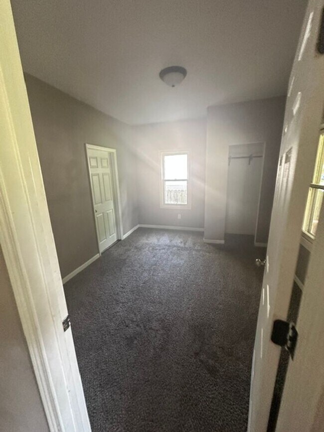 Building Photo - 3 Bed 1.5 Bath Home