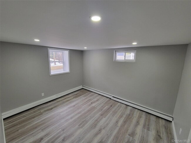 Building Photo - 96 Hallock Landing Rd