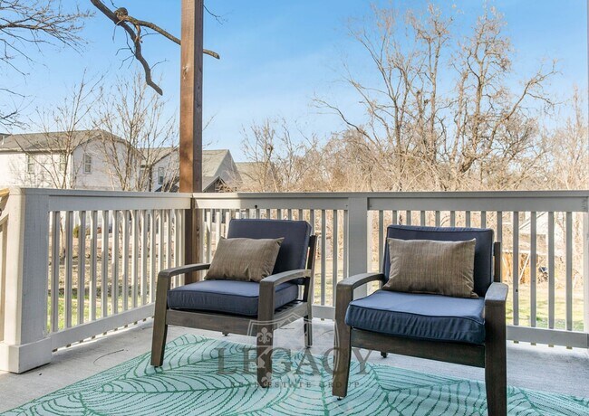 Building Photo - 2027 Rosemary Ln