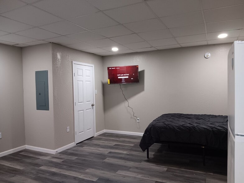 Building Photo - 1704 Commercial Ave