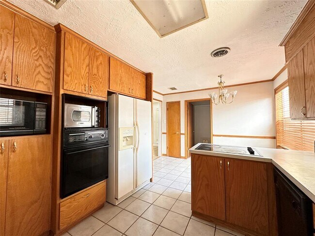 Building Photo - 6102 Howland Ct