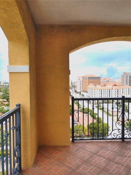 Primary Photo - 1627 SW 37th Ave
