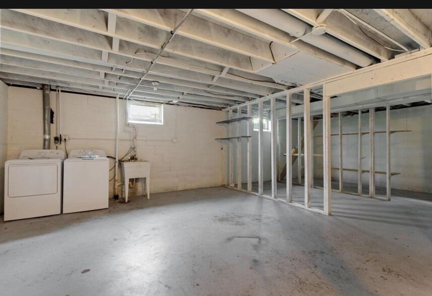 Building Photo - 605 10th Ave S