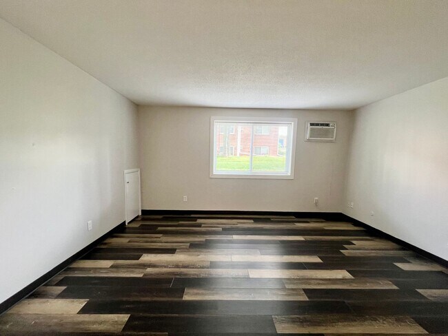 Building Photo - 2 Bed 1.5 Bath Apartment for rent!