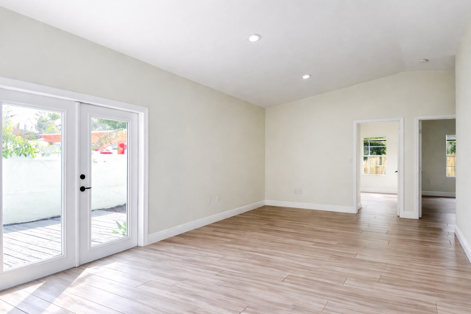 Building Photo - 1012 NE 17th Ct