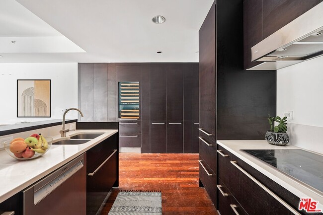 Building Photo - 6250 Hollywood Blvd