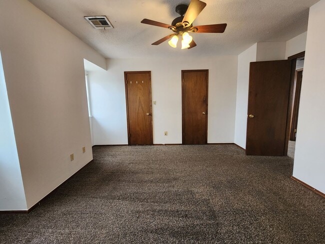 Building Photo - Cute 3 bedroom Townhome in Shawnee!