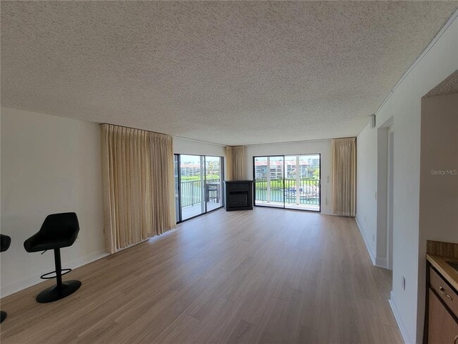 Building Photo - 7600 Sun Island Dr S