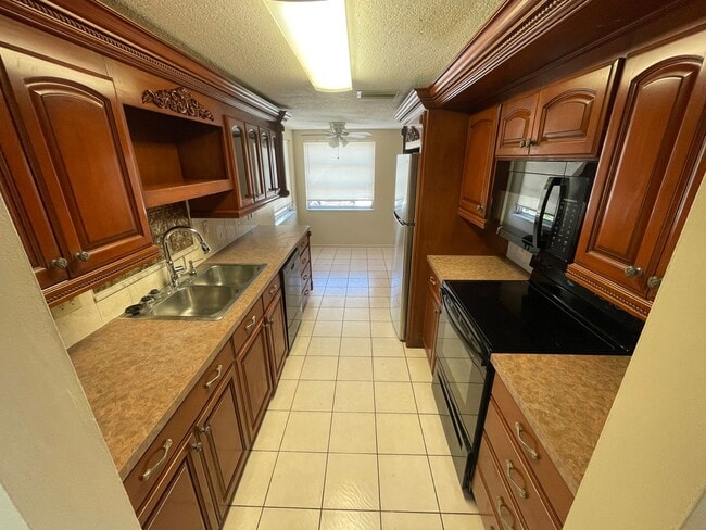 Building Photo - Cozy 3-Bedroom Home on a Corner Lot in Hol...