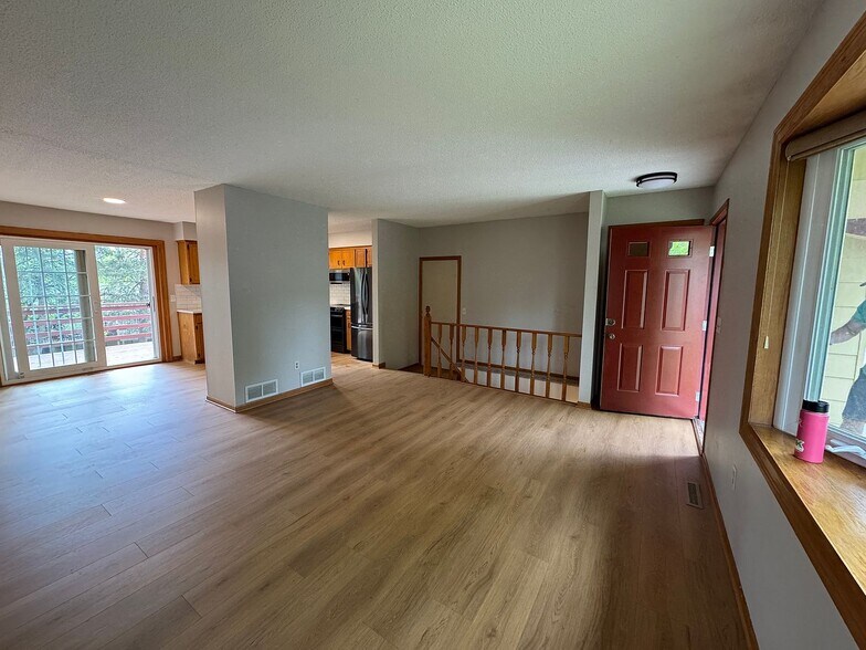 Building Photo - 6990 Redwing Ln