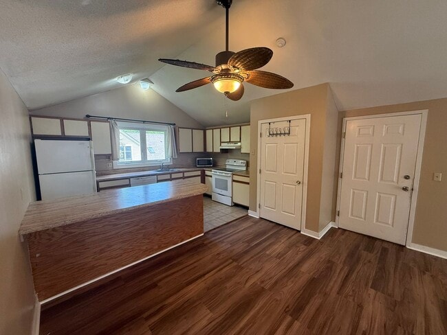 Building Photo - Garden Style, 1 BR Condo In A Prime Amherst Location!