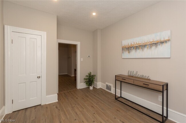 Building Photo - 2057 Fairview