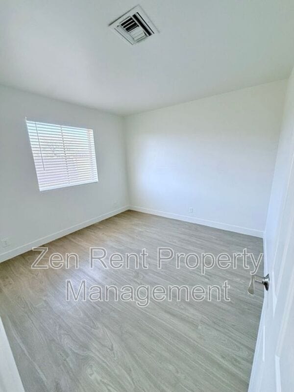 Building Photo - 1044 E Harmony Ave