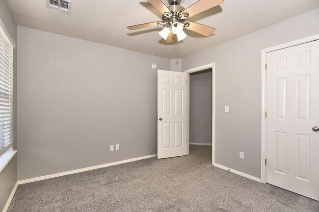Building Photo - Beautiful 4 Bed 2.5 Bath Property in South...