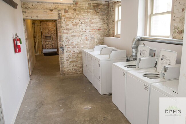 Building Photo - 108 S Hosmer St