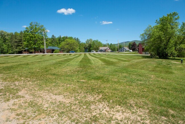 Building Photo - Charming 1br Townhome In Quite Country Set...