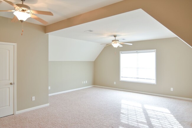 Building Photo - Pet Friendly Three Bedroom with Bonus!