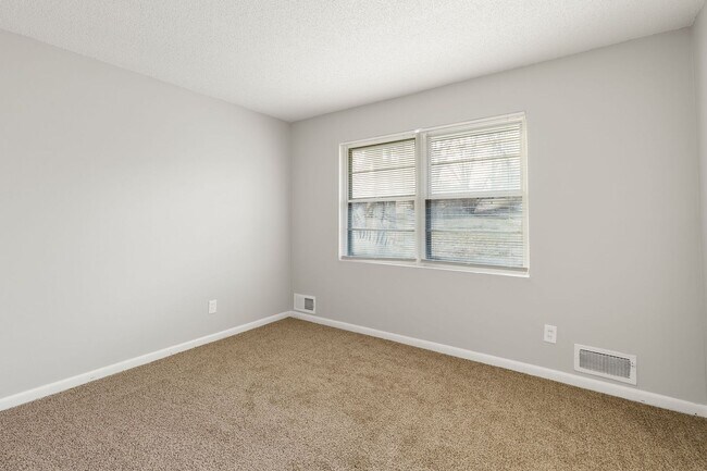 Building Photo - 3 Bed | 1.5 Bath — Comfortable Living in a Great Location