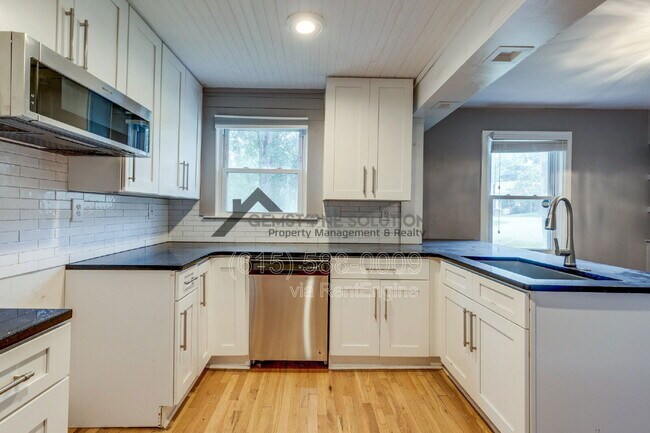 Building Photo - 2930 Primrose Cir