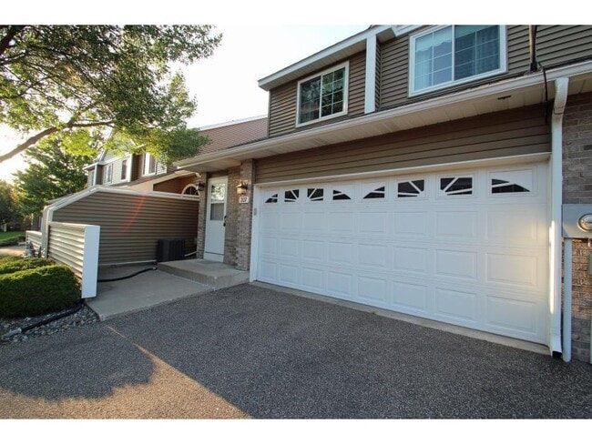 Building Photo - 207 Primrose Ct
