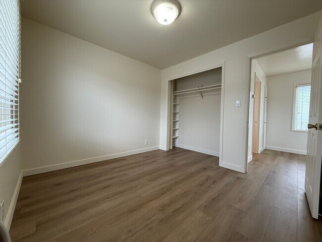 Building Photo - 622 Tamarack Ln