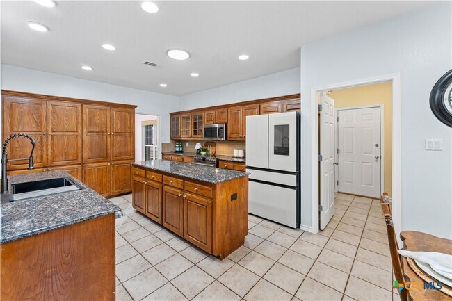 Building Photo - 1060 Great Oaks Dr