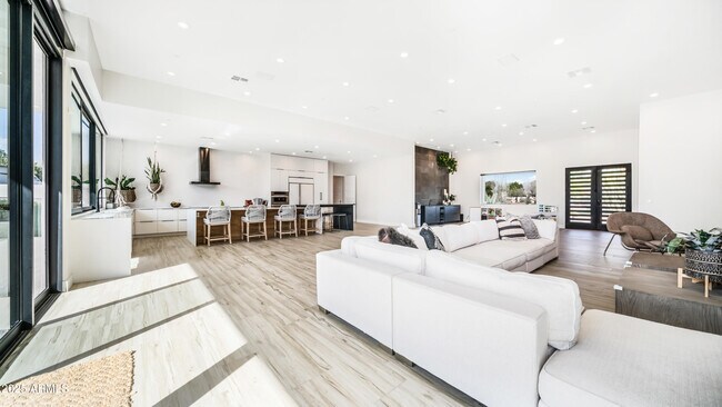 Building Photo - 7417 E Paradise Dr