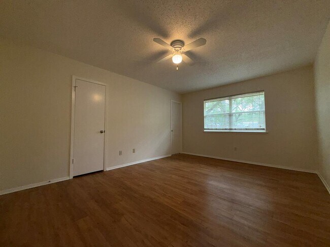 Building Photo - 305 Kimberly Dr