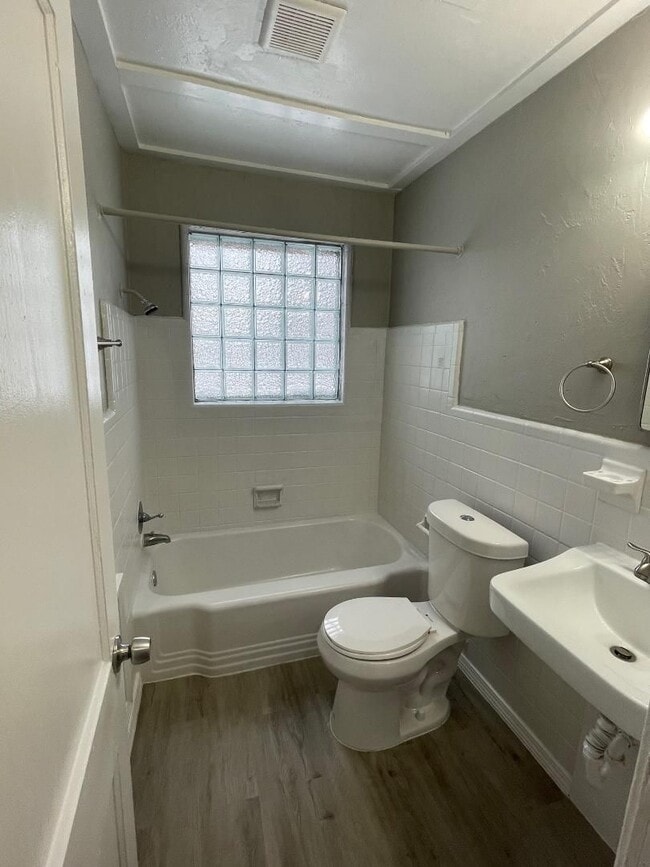 Building Photo - Duplex For Lease
