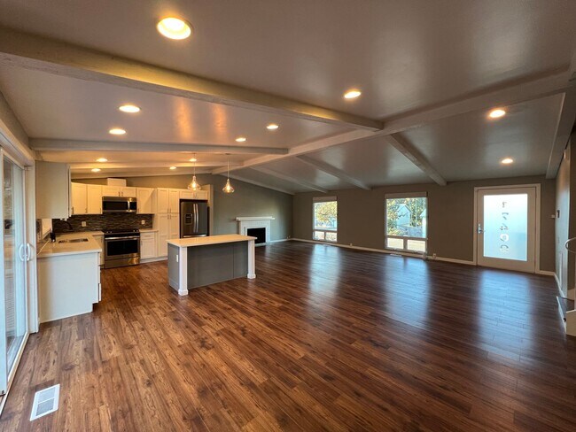 Building Photo - 3 Bedroom 2.5 Bath in Desirable Renton Fairwood Greens