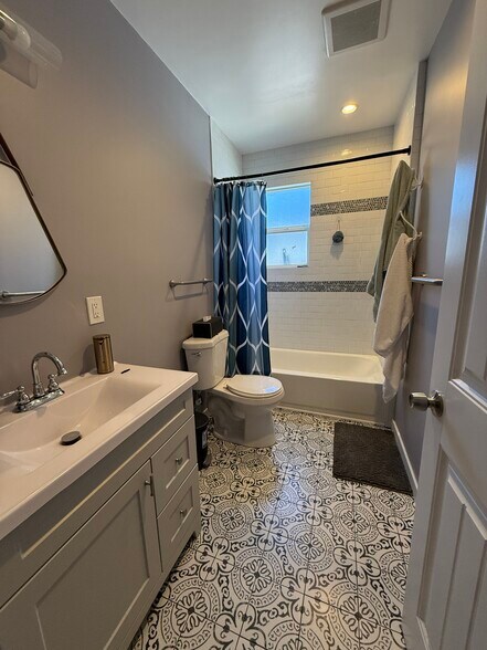 BATHROOM - 474 Reims St