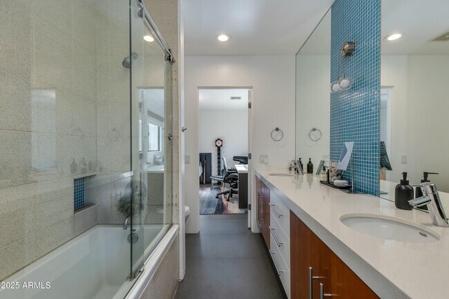 Building Photo - 3601 N 55th Pl
