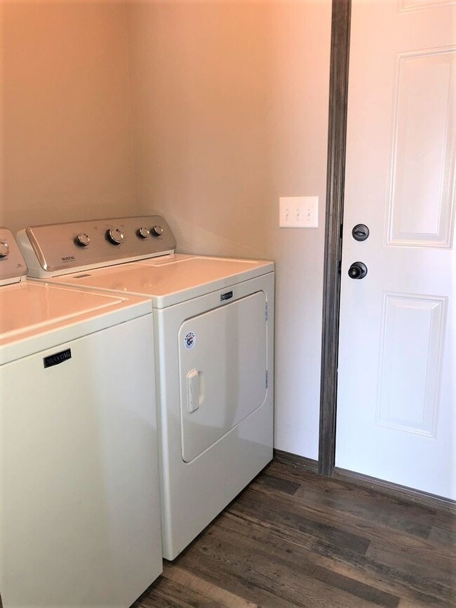 Building Photo - Spacious, Modern East Side Town Home