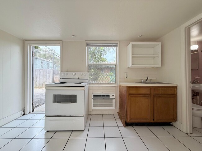 Building Photo - 605 33rd St