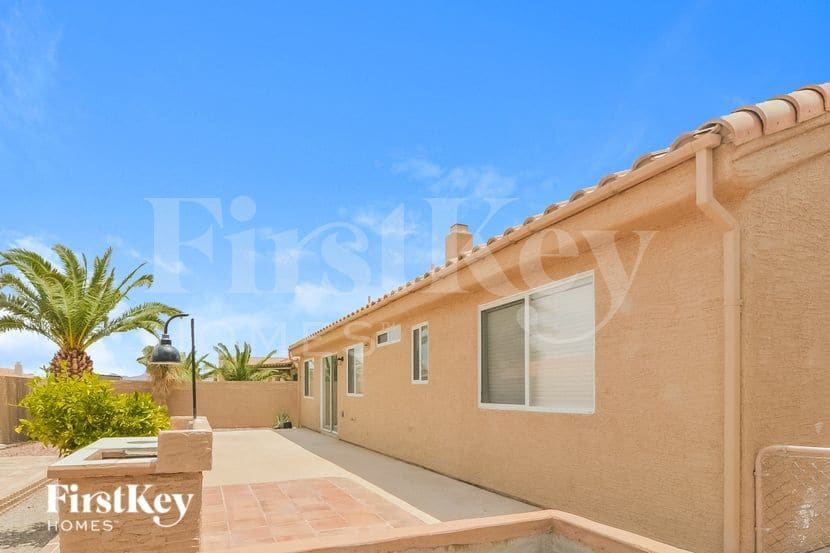 Building Photo - 127 E Tamarack Dr