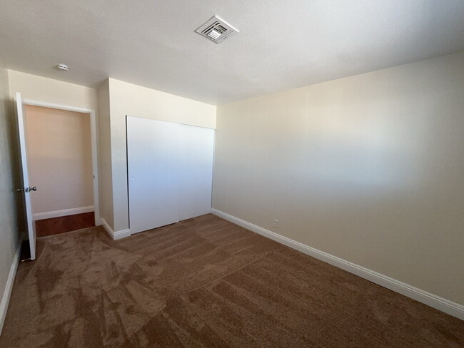 Building Photo - "Spacious 3-Bed Oasis with 3.5 Baths in th...