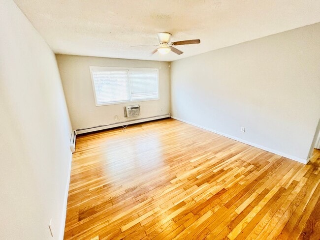Building Photo - SUPERB Jones Hill location!