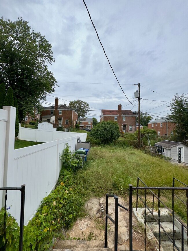 Building Photo - 5615 Belle Ave