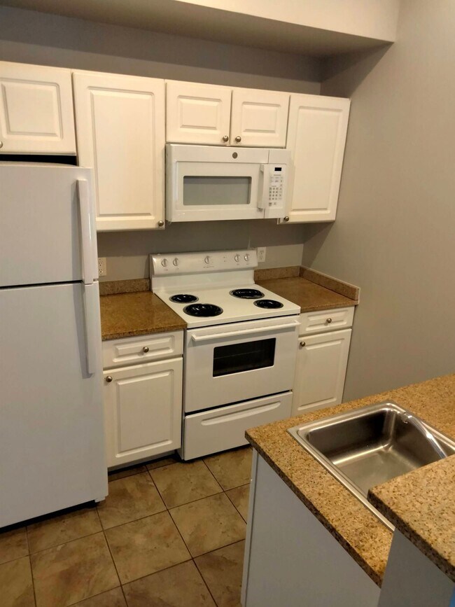 Building Photo - 210 Farmington Ave