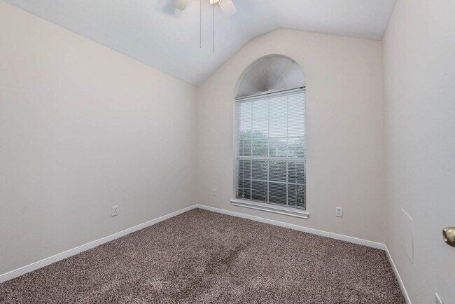 Building Photo - Gorgeous 3 Bed, 2 Bath in Edelweiss Estates!