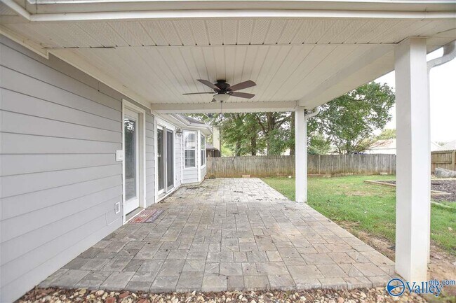 Building Photo - 2542 Bonnie Oaks Dr SW