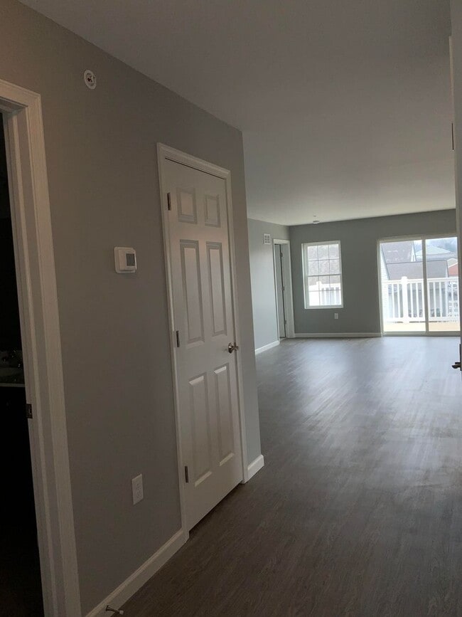 Building Photo - 200 Larkspur Ln