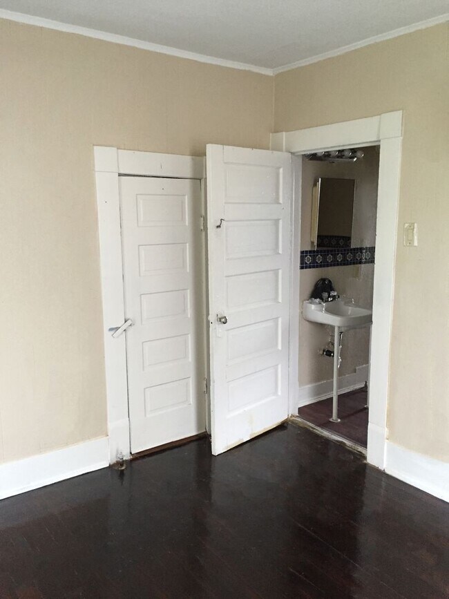 Building Photo - Prime Location, Endless Potential 3BR/1BA Haven