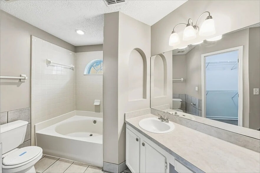 Building Photo - 722 Putters Green Way S