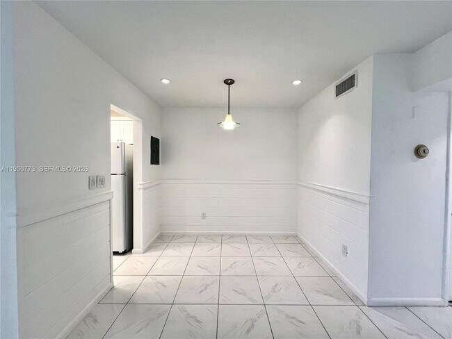 Building Photo - 255 Sunrise Dr