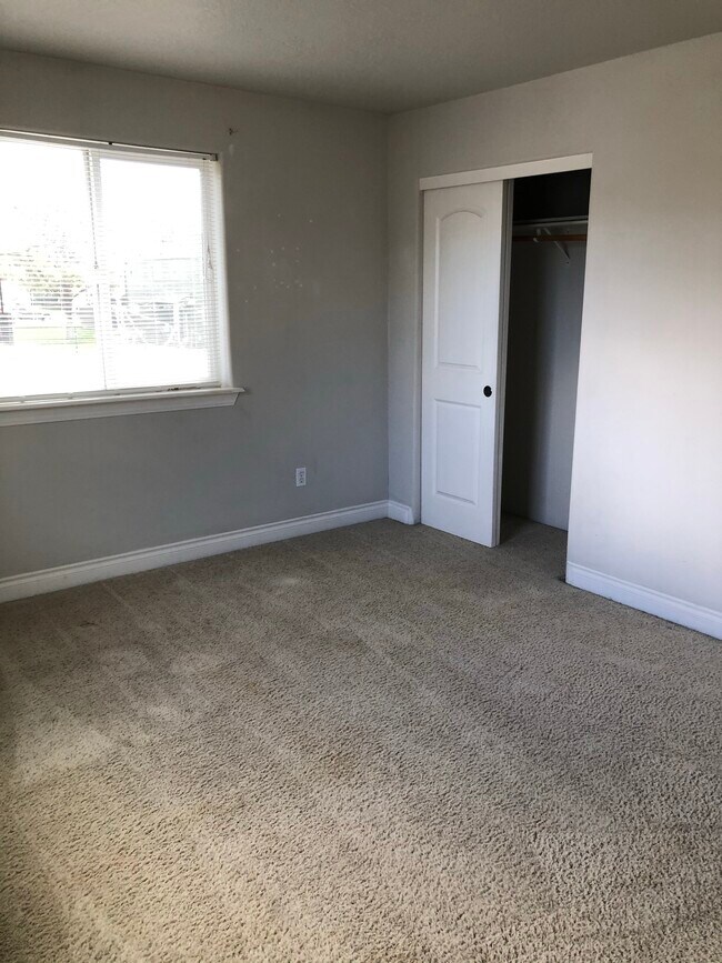 Building Photo - 813 Solano Cir