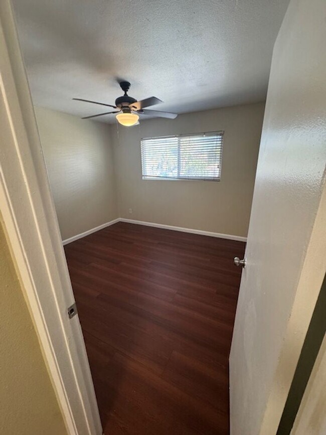 Building Photo - Long Beach 2 bed 1.5 Bath Condo - Pool, Laundry, & Parking included!