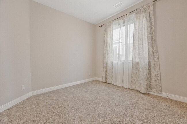 Building Photo - 1910 Graham Wy