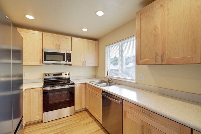 Building Photo - 3Bd/2.5Ba Lynnwood Duplex