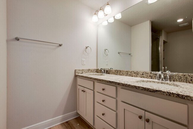 Building Photo - NEWER LUXURY TOWNHOME IN SANTA ROSA BEACH